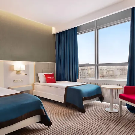 ホテル Ramada By Wyndham 3*