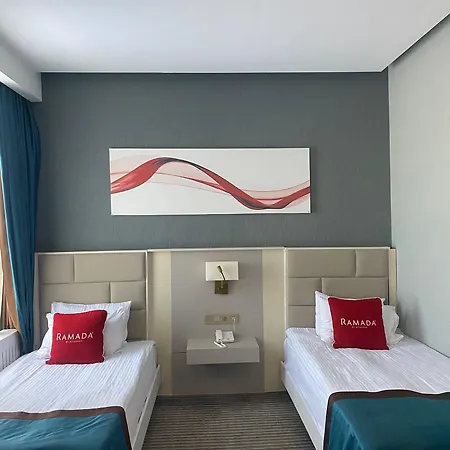 Ramada By Wyndham ホテル 3*